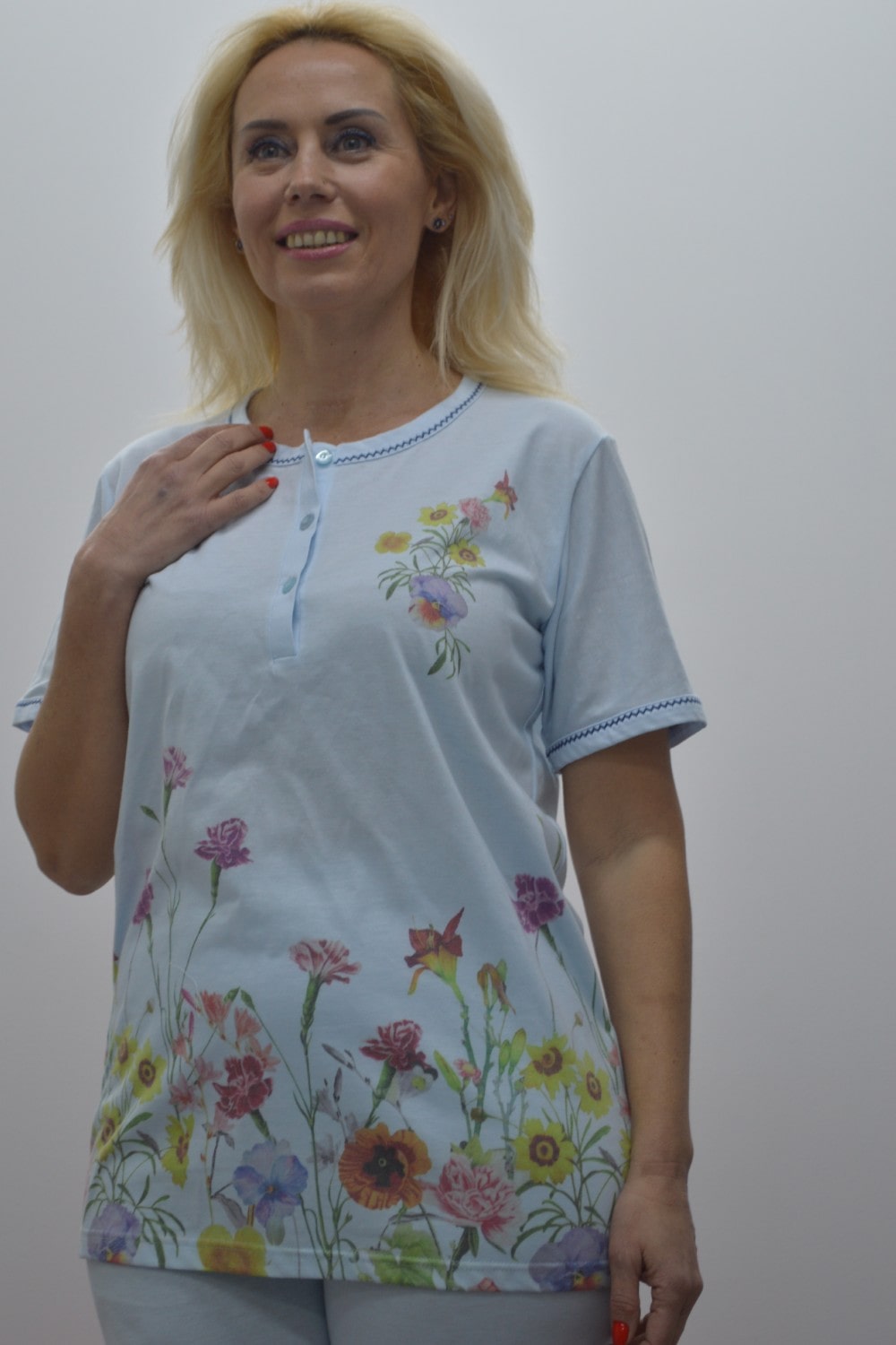 Pijama manga curta com barra floral azul Pijama manga curta com barra floral azul