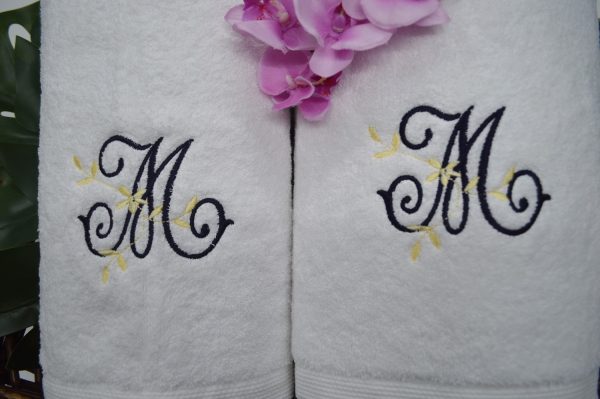 Conjunto de toalhas bordadas branco