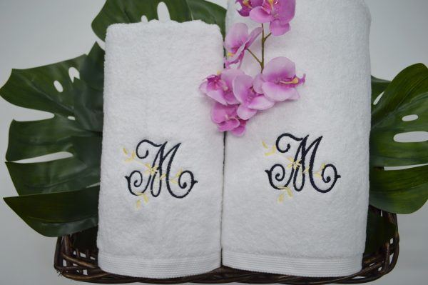 Conjunto de toalhas bordadas branco