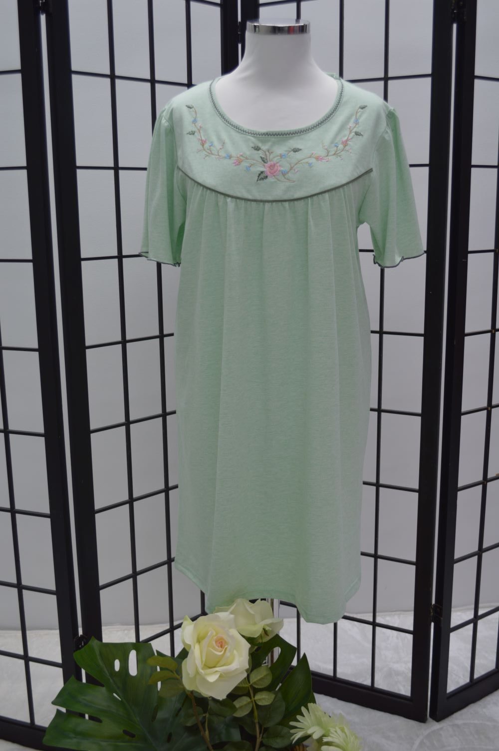 Camisa de dormir mangas borboletas bordado rosas, Verde menta Camisa de dormir mangas borboletas bordado rosas, Verde menta