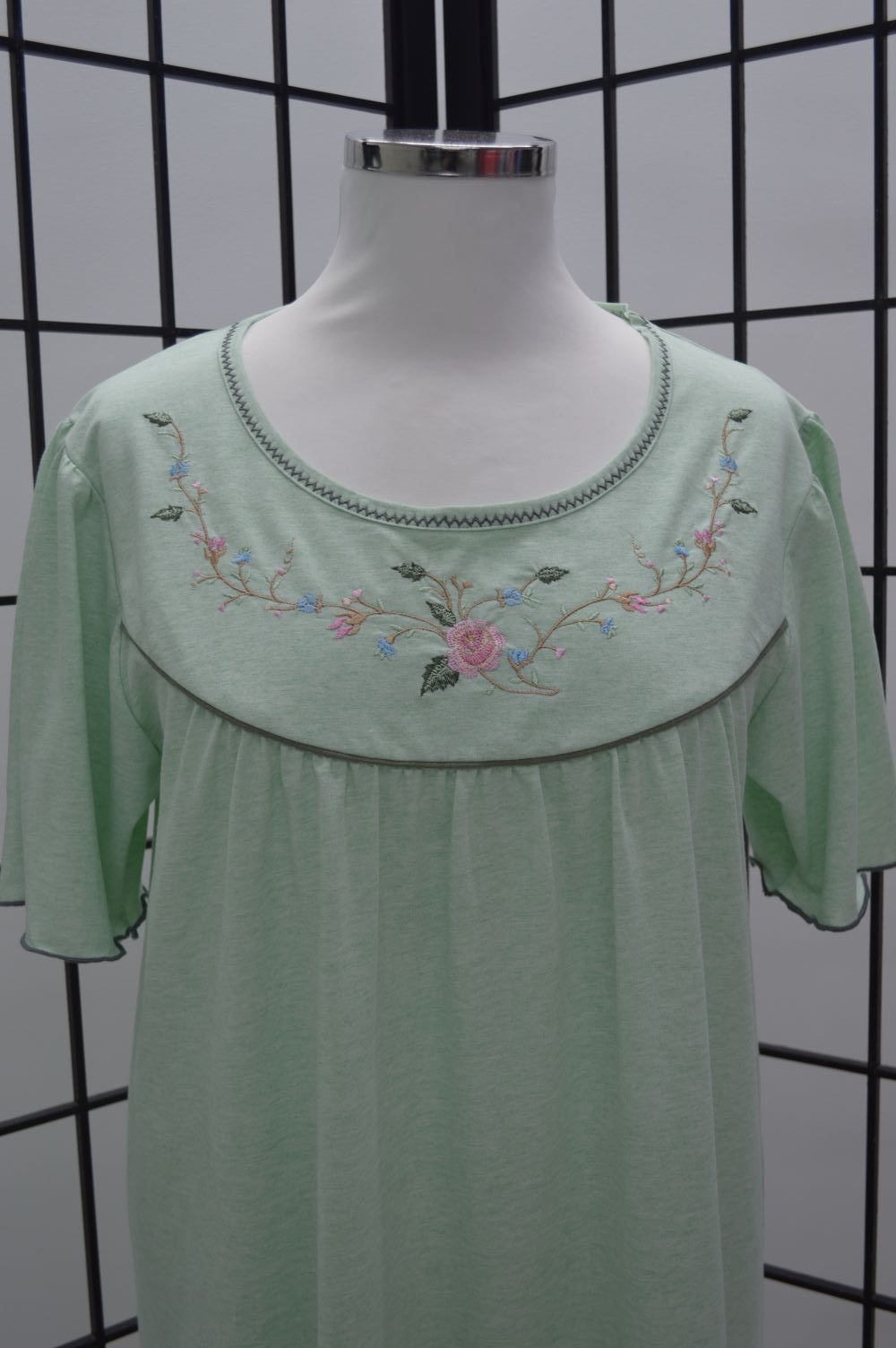 Camisa de dormir mangas borboletas bordado rosas, Verde menta Camisa de dormir mangas borboletas bordado rosas, Verde menta