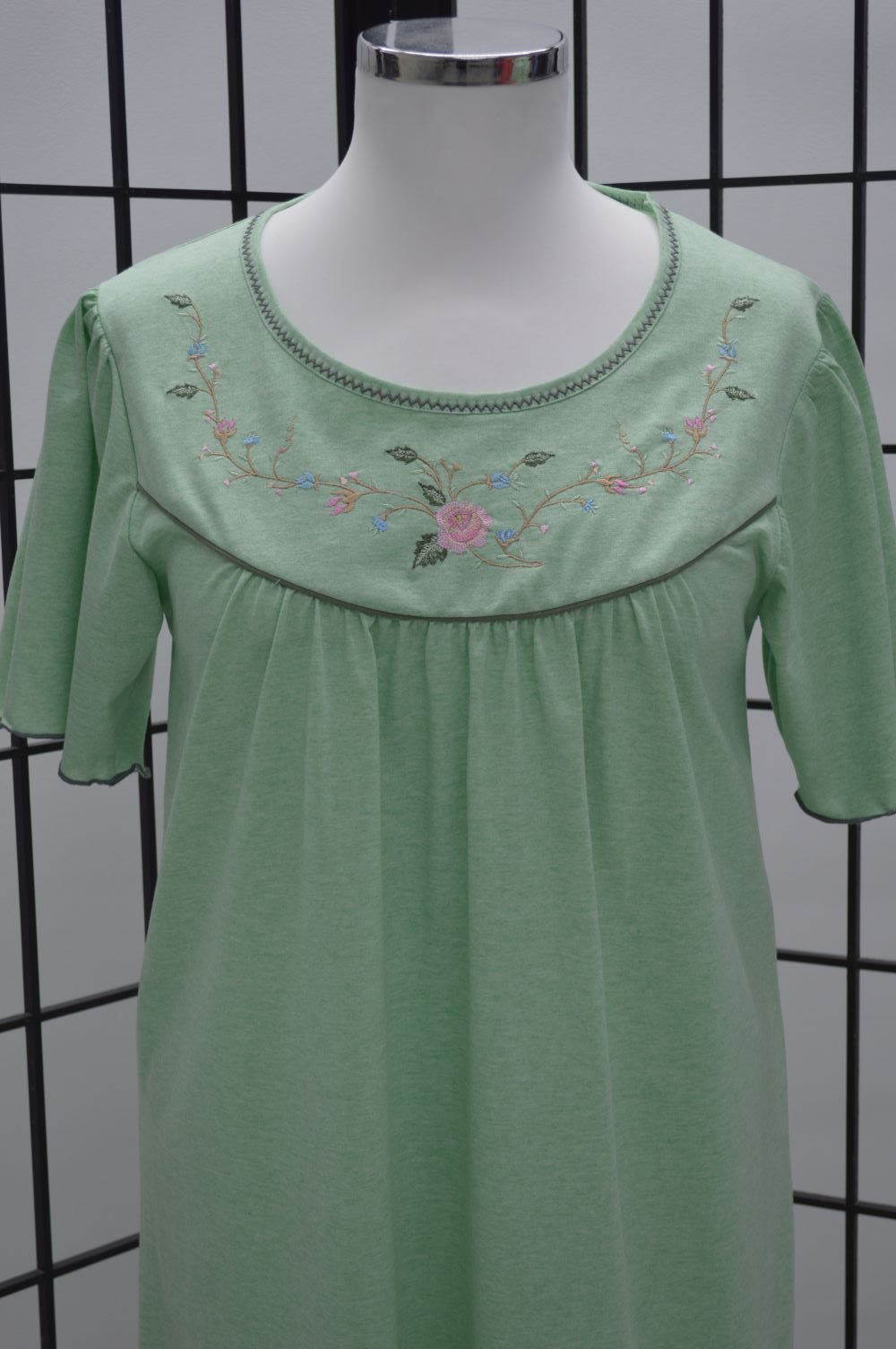 Camisa de dormir mangas borboletas bordado rosas, Oliva Camisa de dormir mangas borboletas bordado rosas, Oliva