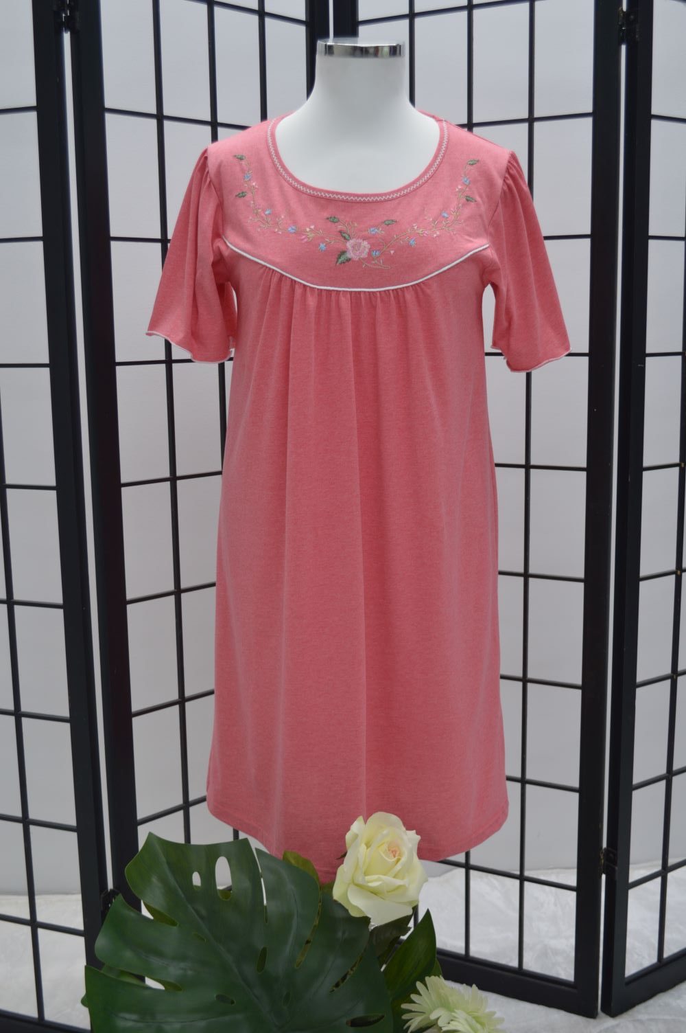 Camisa de dormir mangas borboletas bordado rosas, Coral Camisa de dormir mangas borboletas bordado rosas, Coral