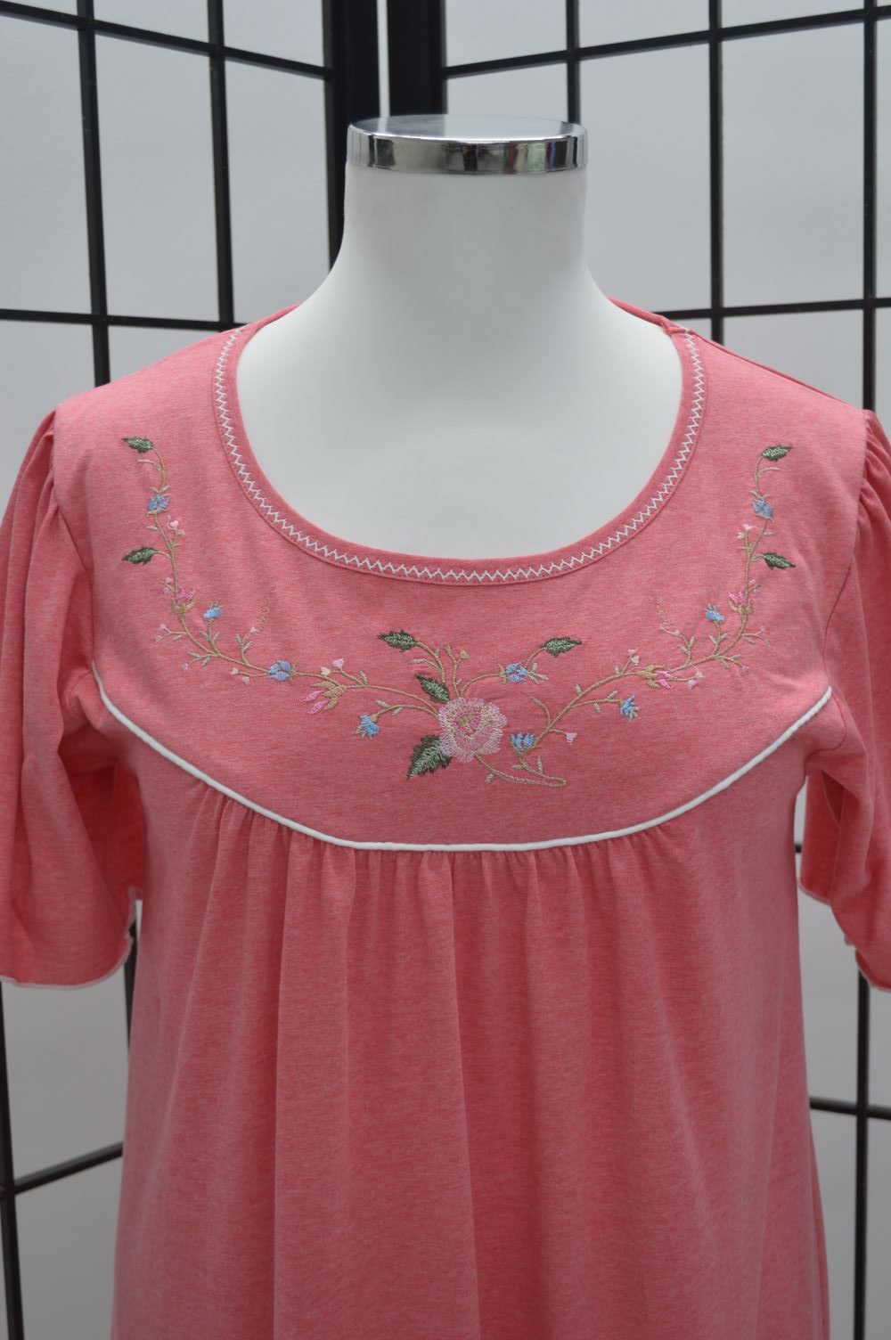 Camisa de dormir mangas borboletas bordado rosas, Coral Camisa de dormir mangas borboletas bordado rosas, Coral