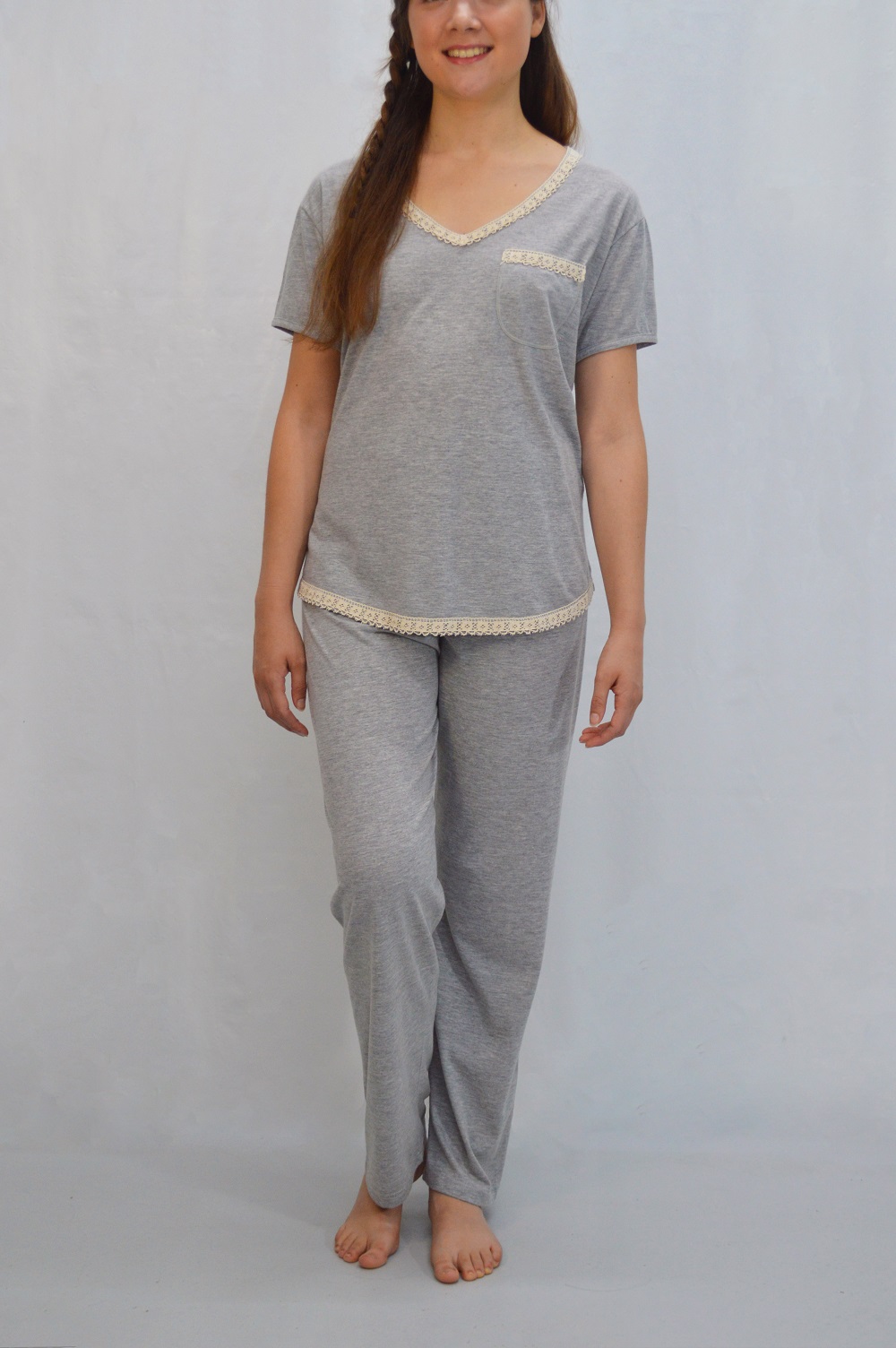 Conjunto T-shirt e calças em Jersey Mescla e detalhes em renda de algodão orgânico Conjunto T-shirt e calças em Jersey Mescla e detalhes em renda de algodão orgânico