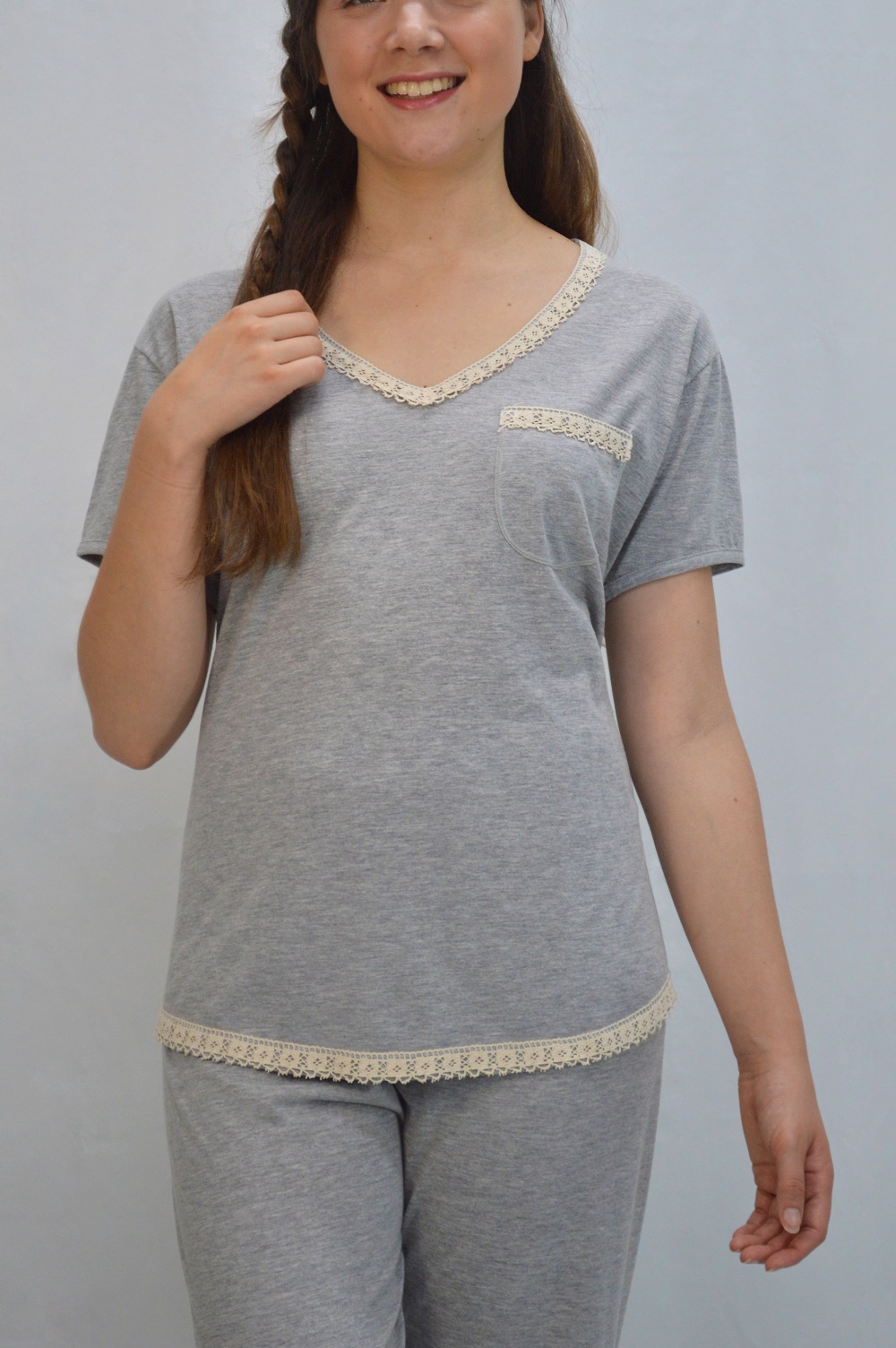 Conjunto T-shirt e calças em Jersey Mescla e detalhes em renda de algodão organico Conjunto T-shirt e calças em Jersey Mescla e detalhes em renda de algodão orgânico