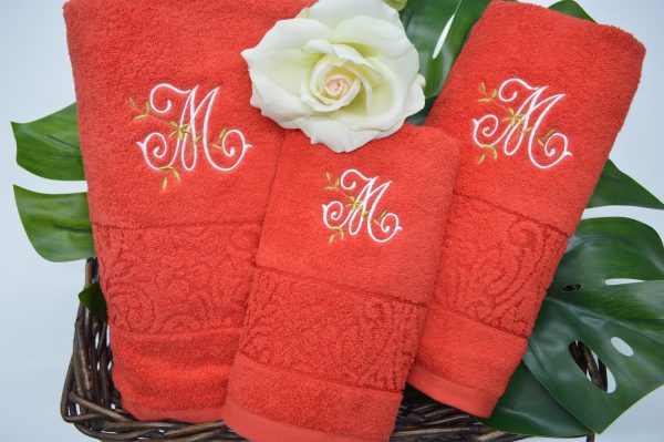 Toalha com barra em jacquard em viscose e bordado Coral