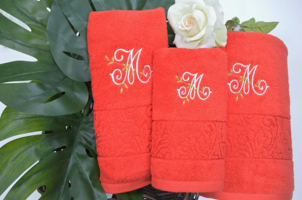 Toalha com barra em jacquard em viscose e bordado Coral