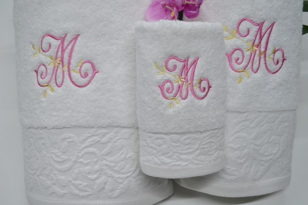 Jogo de banho com barra jacquard floral e monograma bordado branco