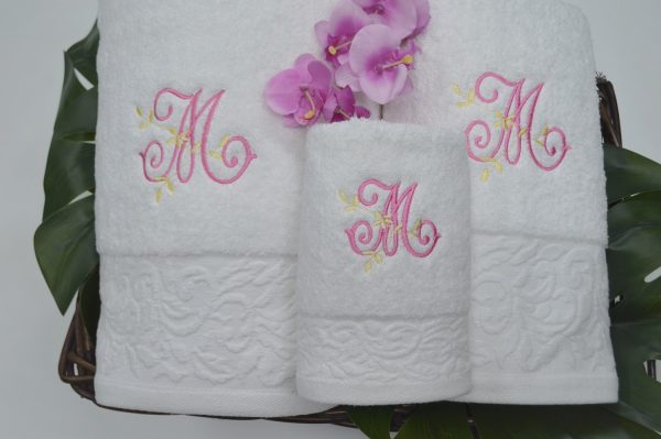 Jogo de banho com barra jacquard floral e monograma bordado branco
