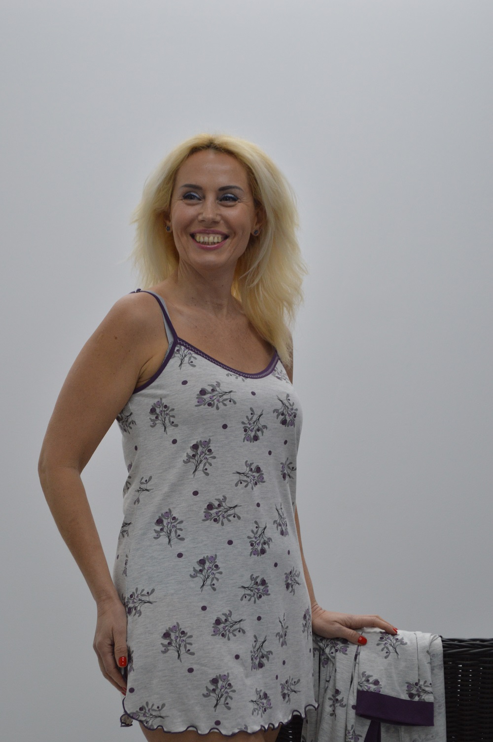 Camisa de noite com alças finas reguláveis cinza / violeta Camisa de noite com alças finas reguláveis cinza / violeta