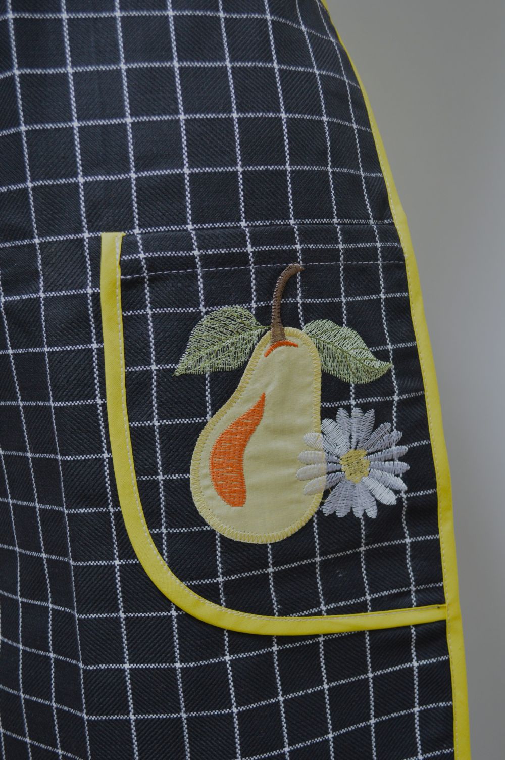 Avental estampado, bolso bordado pera. Avental estampado, bolso bordado pera.