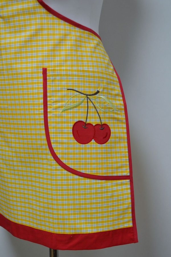 Avental estampado, bolso bordados.