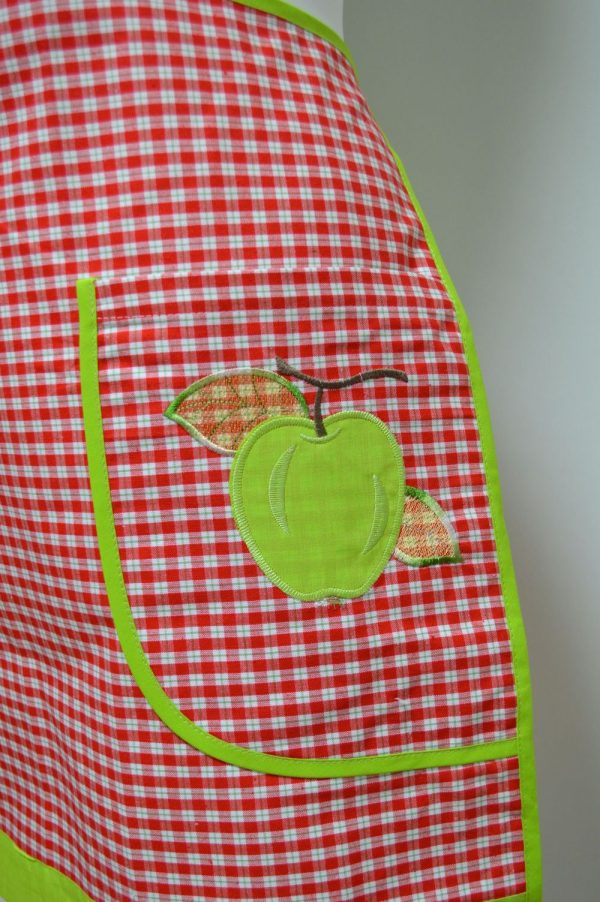 Avental estampado, bolso bordado maça.