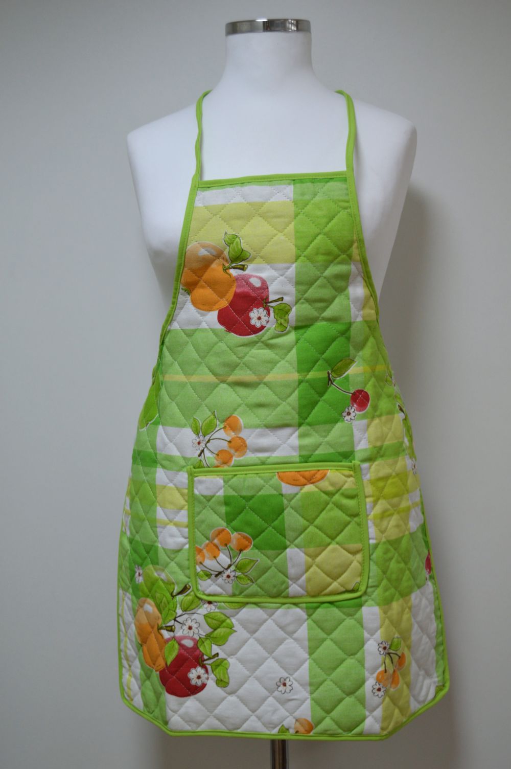 Avental acolchoado, estampado frutos. Avental acolchoado, estampado frutos.