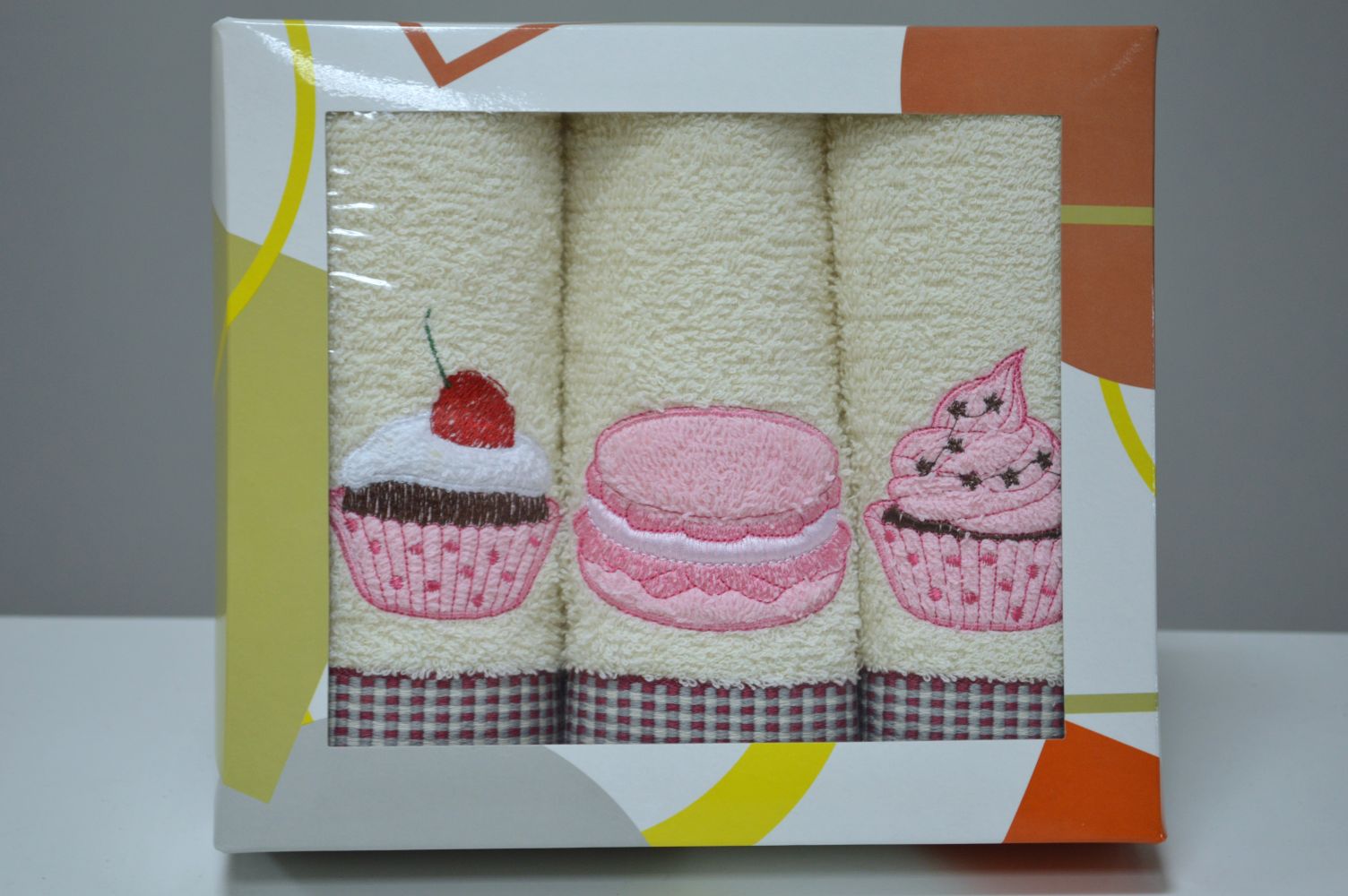 Conjunto de 3 panos em felpo em caixa presente, Bordado Cupcake, creme. Conjunto de 3 panos em felpo em caixa presente, Bordado Cupcake, creme.