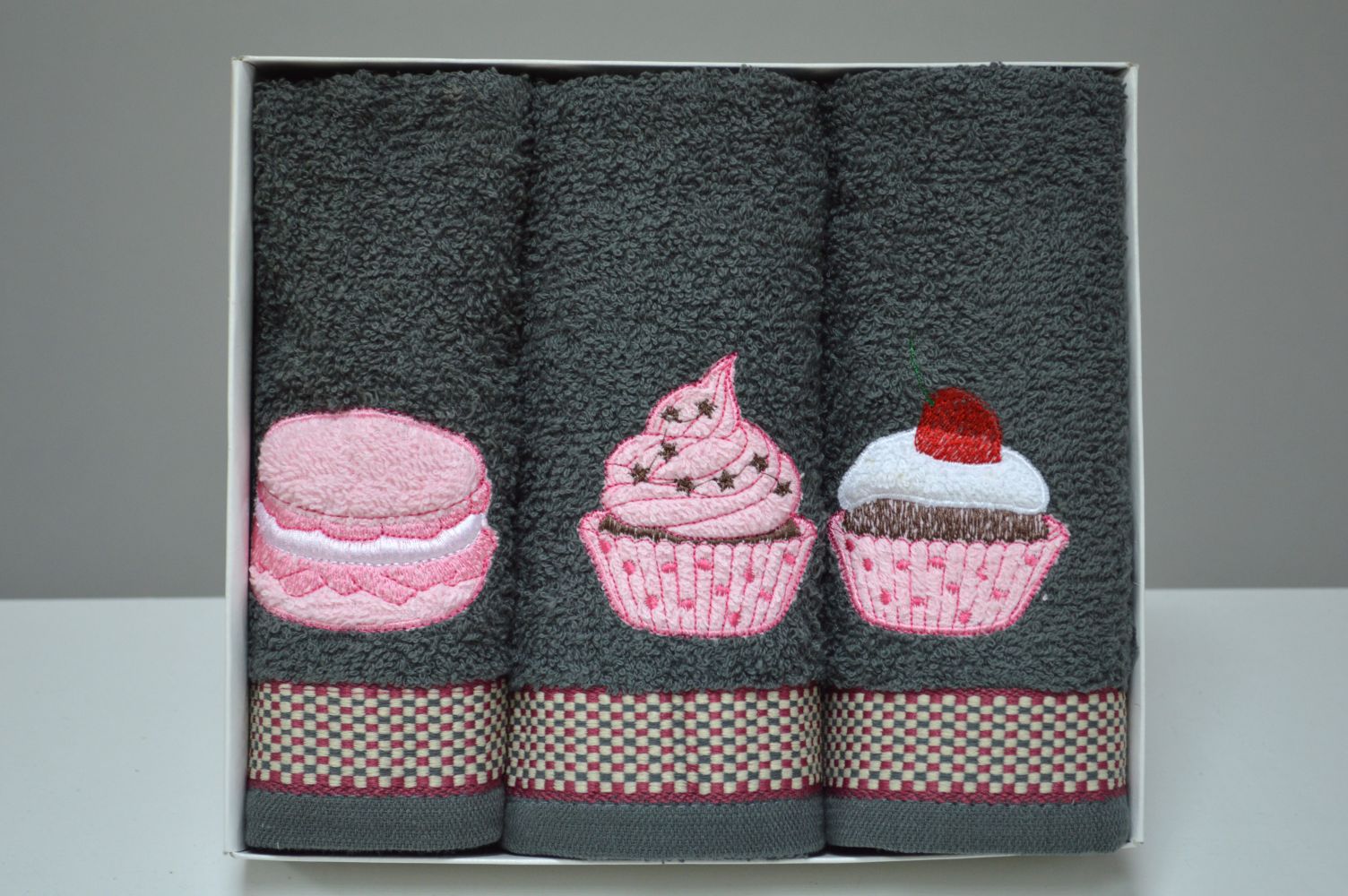 Conjunto de 3 panos em felpo em caixa presente, Bordado Cupcake, cinza escuro Conjunto de 3 panos em felpo em caixa presente, Bordado Cupcake, cinza escuro