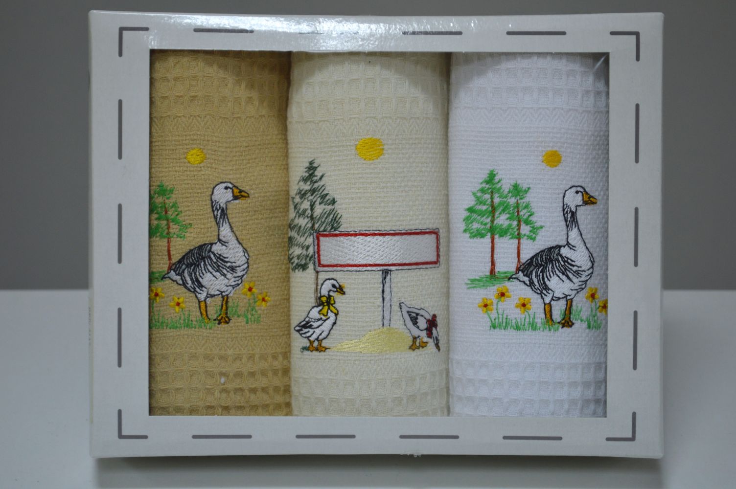 Conjunto de 3 panos em favo em caixa presente, Bordado Ganso Conjunto de 3 panos em favo em caixa presente, Bordado Ganso