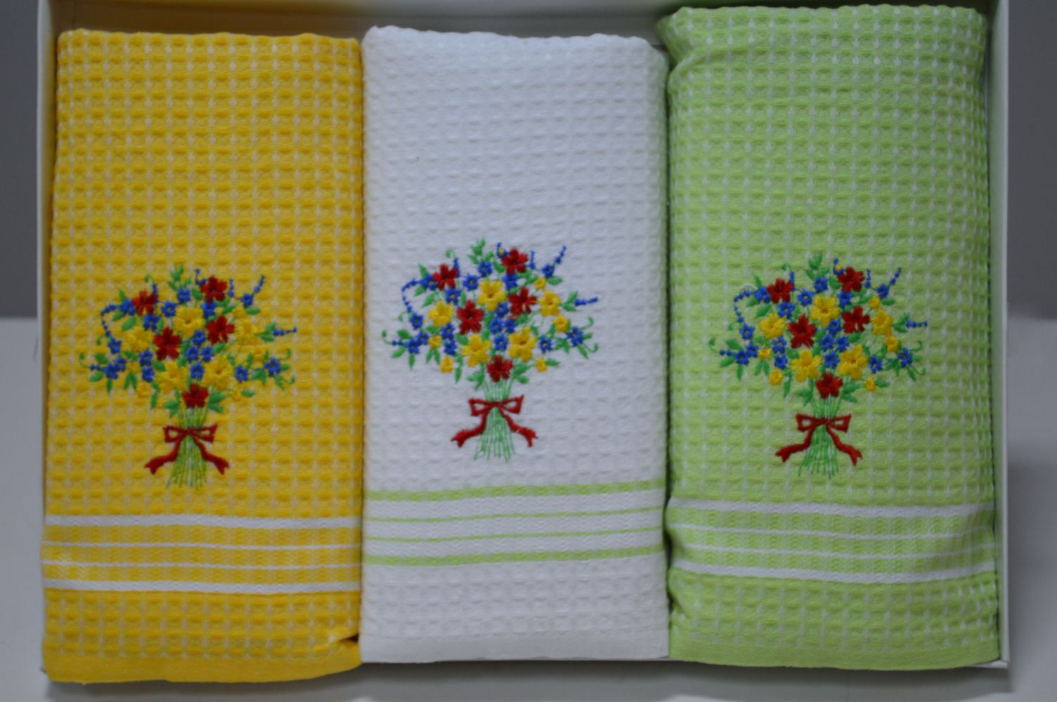 Conjunto de 3 panos em favo em caixa presente, Bordado ramo de Flores Conjunto de 3 panos em favo em caixa presente, Bordado ramo de Flores