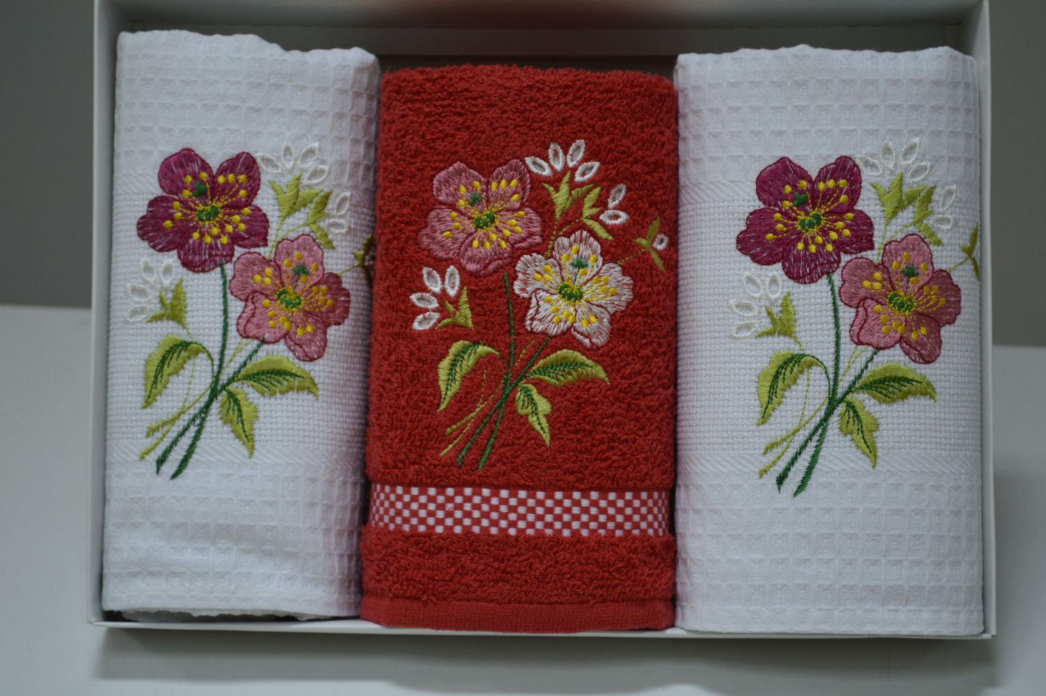 Conjunto de 3 panos em favo em caixa presente, Bordado Margaridas Conjunto de 3 panos em favo em caixa presente, Bordado Margaridas