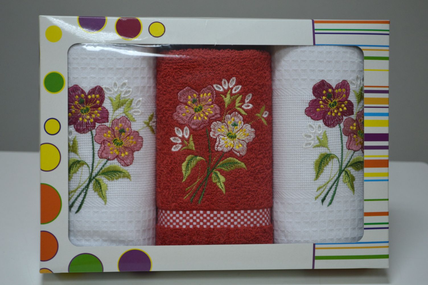 Conjunto de 3 panos em favo em caixa presente, Bordado Margaridas Conjunto de 3 panos em favo em caixa presente, Bordado Margaridas