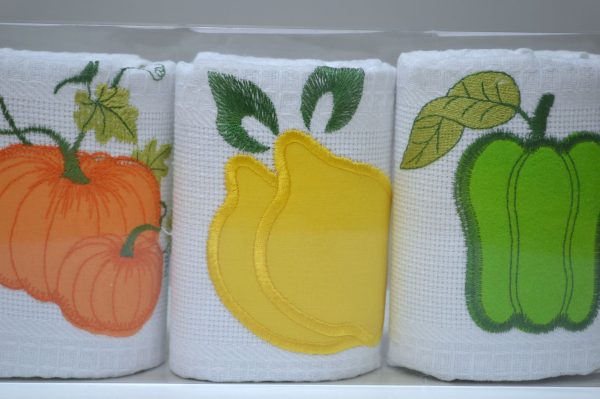 Conjunto de 3 panos em favo em caixa presente, Bordado Legumes e Frutos