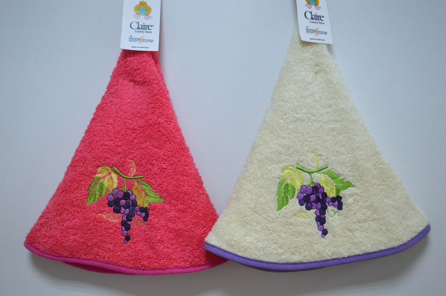 Pano de cozinha redondo, Bordado Uvas, Fuchsia, Creme Pano de cozinha redondo, Bordado Uvas, Fuchsia, Creme
