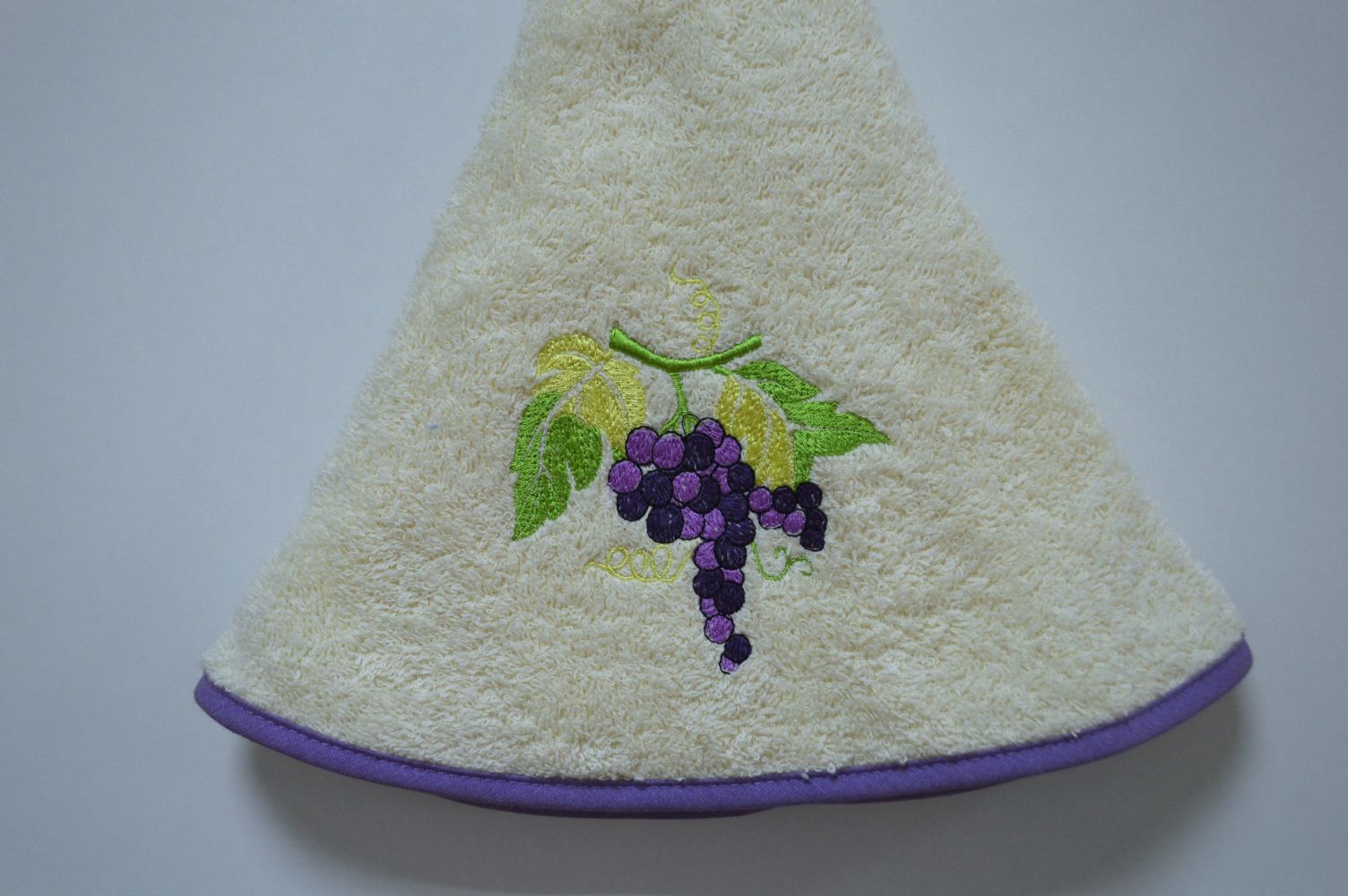Pano de cozinha redondo, Bordado Uvas, Creme Pano de cozinha redondo, Bordado Uvas, Creme