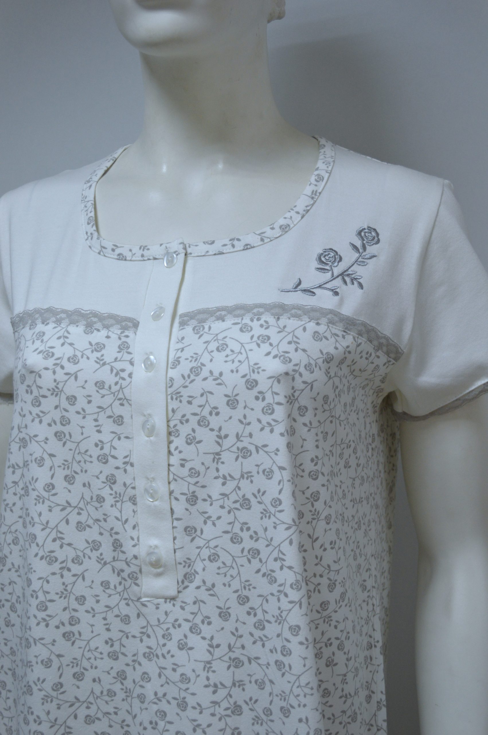 Camisa de senhora com bordado e renda, estampado Camisa de senhora com bordado e renda, estampado