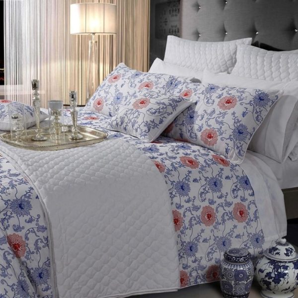 Edredão dupla face. Decoração do quarto em harmonia com jogo de cama estampado. Complementando com almofadas acolchoadas e estampadas. Produção sob consulta. Foto ilustrativa.