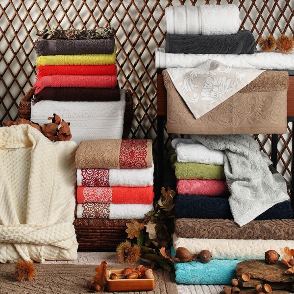 Gama de artículos de baño en rizo - varios diseños y calidades. Toallas de tocador, toallas de baño y spa, alfombras de baño y albornoces. Producción bajo consulta.