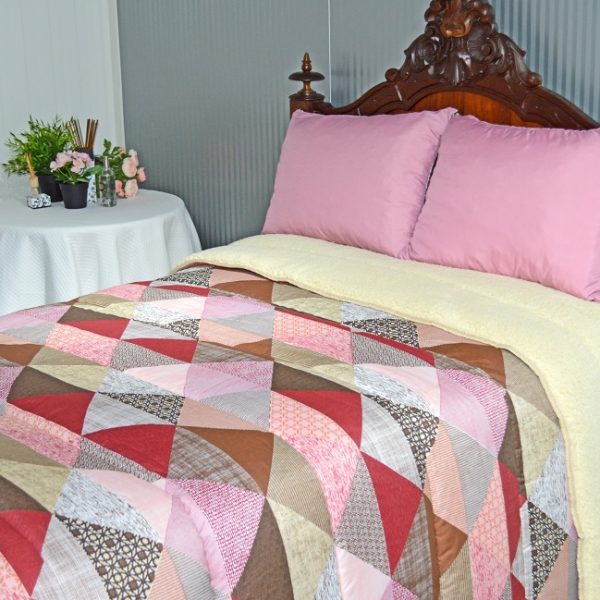 Edredón estampado reversible. Sherpa polar en un lado. Muy cálido y acogedor para las frías noches de invierno. Producción bajo pedido.