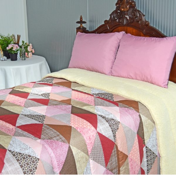 Edredão decorativo estampado de dupla face. Uma das faces em imitação de lã “borreguito”. Muito acolhedor, envolvente e agradável para as noites frias. Produção sob consulta.