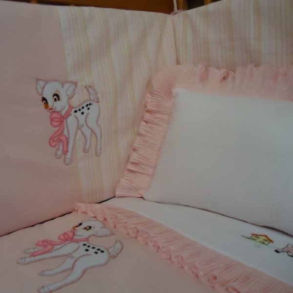 Conjunto de cama ou berço com resguardo de grades, capa de edredão e lençóis. Em 100% puro Algodão. Os bordados podem ser personalizados. Produção sob consulta.