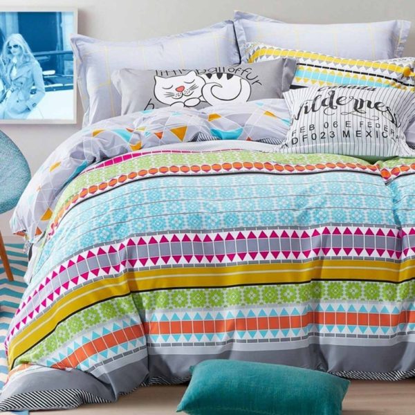 Decoração jovem, alegre e colorida. Conjunto de lençóis e capa de edredão em estampados criativos. Almofadas variadas complementam o conforto do quarto. Produção sob consulta. Foto ilustrativa.