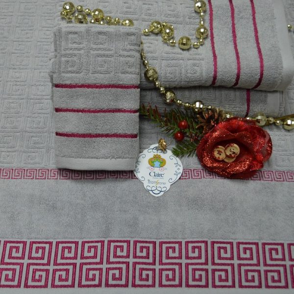 Toalhas de felpo 100% algodão com barra decorativa contrastante.