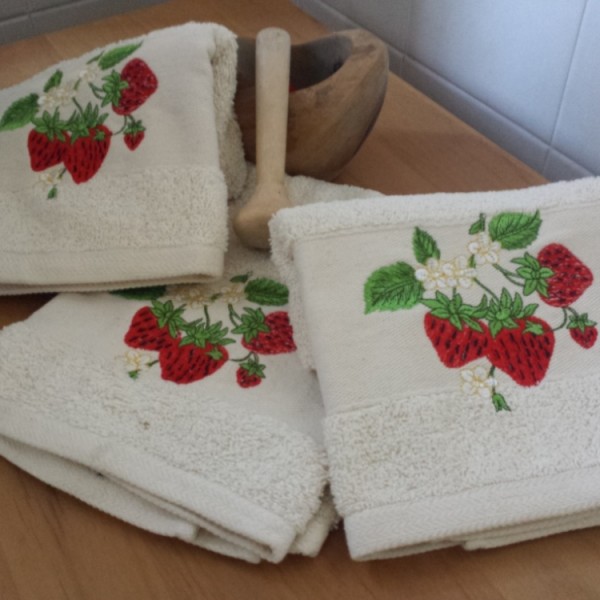 Paño de cocina en rizo, bordado, 100% algodón. Producción bajo consulta.