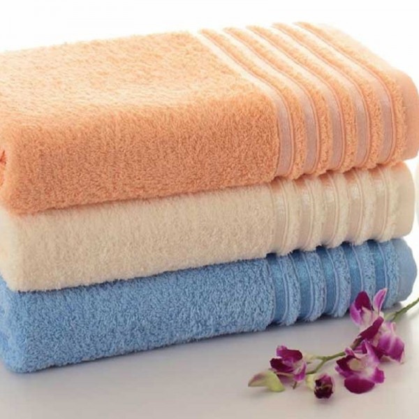 Bath towels with jacquard border in terry 100% cotton. Production under consultation. Illustrative photo.