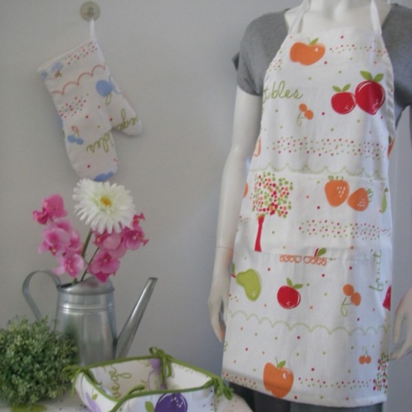 Apron, tablecloth, glove, pot holder, kitchen towel, chair pad, napkin, table runner. Production under consultation.