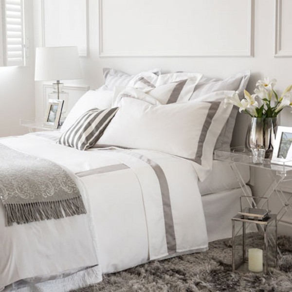 Diseño refinado en este conjunto de sábanas y funda nórdica en tela de alta calidad Percale 100% algodón. Agregue un toque de elegancia a su dormitorio con manta y camiño de cama. Producción bajo pedido. Foto ilustrativa.