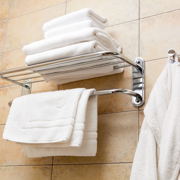 Toalhas de banho, toalhas de rosto, toalha de mãos, tapetes de banho, robe de banho em felpo branco. Produção sob consulta. Foto ilustrativa.