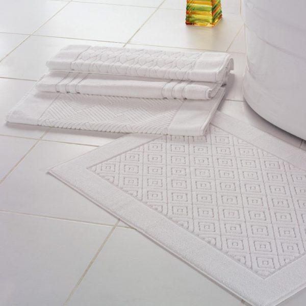 Tapetes de banho jacquard em felpo branco 100% algodão. Produção sob consulta. Foto ilustrativa.