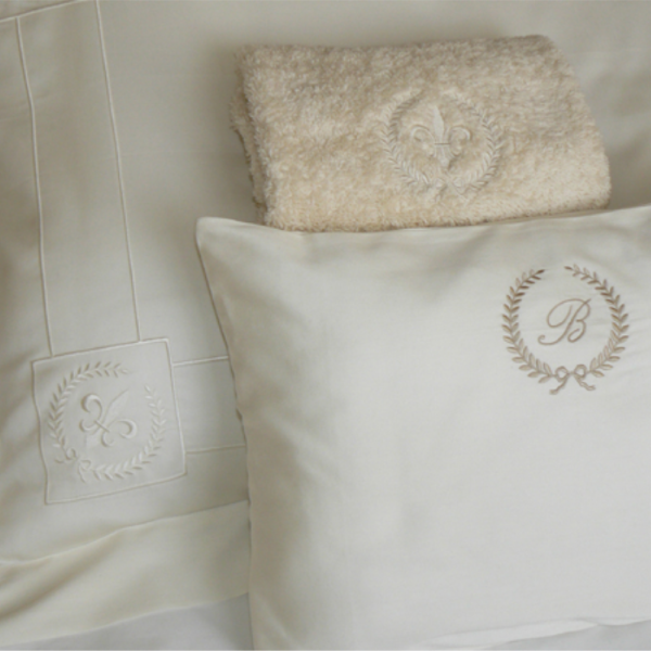 Funda de almohada modelo Oxford bordada, almohada decorativa bordada, toalla de invitados bordada. Producción bajo consulta. Foto ilustrativa.