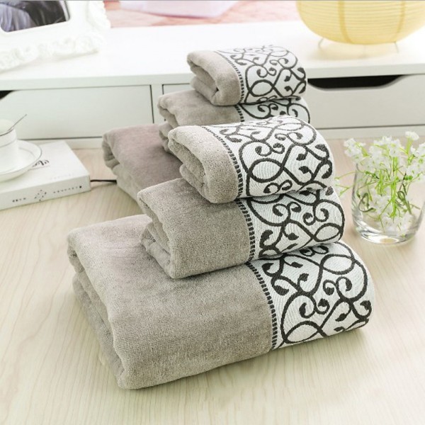 Toallas de baño en rizo 100% algodón con cenefa decorativa contrastante. Toque y acabado velour. Varios tamaños y colores. Producción bajo consulta. Foto meramente ilustrativa.