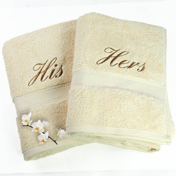 Terry bath towels in 100% cotton with ton / ton cotton jacquard border. Customized with embroideries. Production under consultation. Ilustrative photo.