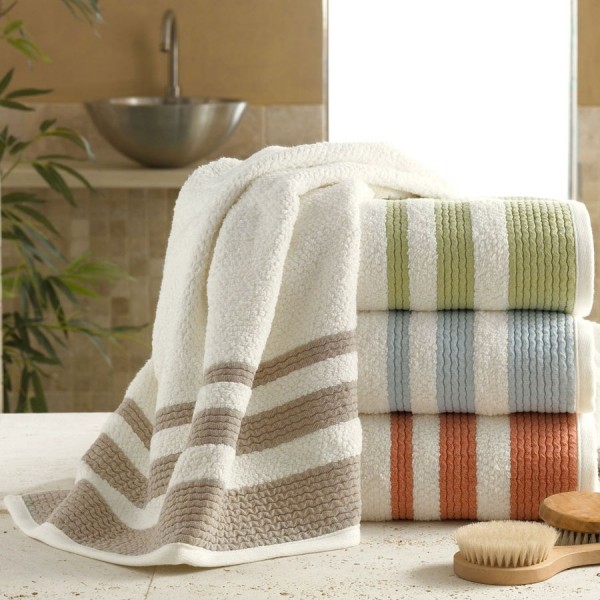 100% cotton terry bath towels with 3 decorative borders. Velour touch and finish. Production under consultation. Ilustrative photo.